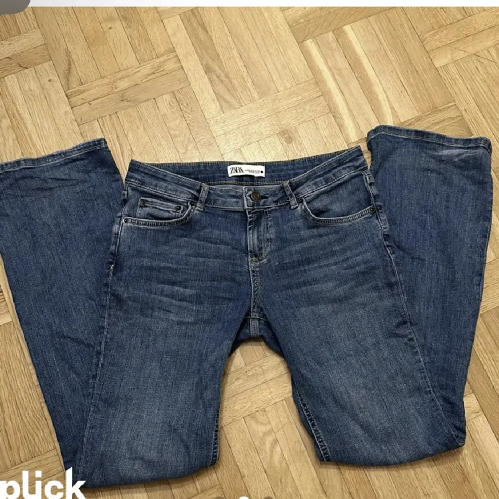 Säljer ett par jätte snygg jeans från zara, jätte bra skick, kom privat för fler bilder (lånade bilder). Jeans & Byxor.