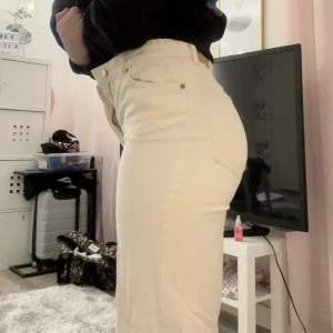 Monki Jeans - Säljer mina naturvita raka jeans ifrån monki i strlk 25. De är använda ett fåtal gånger och har tyvärr blivit för små 🤍