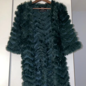 Grön pälskofta/jacka - Säljer nu min gröna päls jack/kofta i storlek 34, den är i bra skick.
