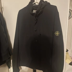 Stone island jacka -  väldigt unik, storlek XL men är liten i storlek och den användes på någon med storlek M/L som hade lite breda axlar och använde den senaste för året höstas Pris kan gå ner vid snabbaffär så va it rädd att slänga ett snabbt pris i dm 