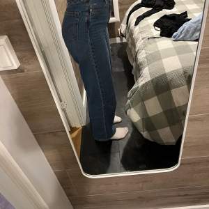 Använda men i väldigt bra skick, sköna jeans med dragkedja i storlek 26. Säljer då jag knappt använder dom längre och behöver mer plats. Är 172 o dom är perfekt längd