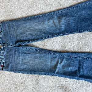 Lågmidjade jeans i storlek 29 (storleken för längden står ej men själv skulle jag säga 32 i längden)❤️  Säljer då dem är förstora för mej. Det är bara att skriva privat vid fler frågor eller bilder❤️
