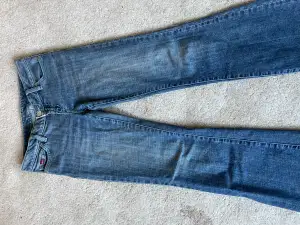 Lågmidjade jeans i storlek 29 (storleken för längden står ej men själv skulle jag säga 32 i längden)❤️  Säljer då dem är förstora för mej. Det är bara att skriva privat vid fler frågor eller bilder❤️