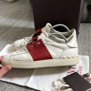 Valentinos  - Tja säljer nu dessa sjukt stiliga Valentino garavani, färgen röd är slutsålda nästan överallt, skick 8,5/10 inga stora slitage, nypris 7285, köp för endast 2779. Tillkommer Orginal Box, snören samt Valentino kort. Skriv vid minsta lilla. MVH Simon.