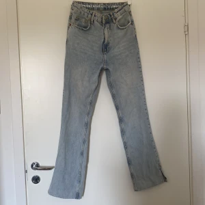 Jeans bikbok  - Jeans från bikbok som inte passar mig längre, super fina sköna byxor som är använda Max 3 gånger, uppsydda så passar i min längd 1,62. Straight split midja 26 längd 32. 