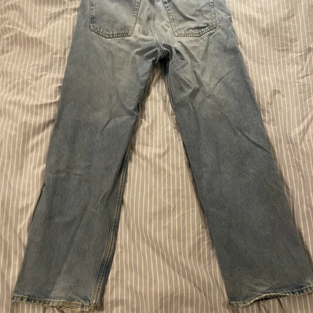 Säljer mina Weekday galaxy jeans pågrund av att jag ej använder dem längre. De är i storleken 30/32. Skick 6/10. De är väl använda och framfickorna är lagade. Nypris: 600kr. . Jeans & Byxor.
