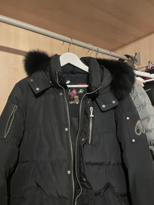 Moose knuckel jacka st L - Använd i 2 år har difekter skriv privat ifall du vill se bilder på dem. Ny pris ca 9000 säljer för 1000 och kan gå ner vid snabb affär pågrund av de difekter som finns ! Den är äkta .