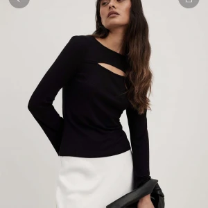 Tröja - Säljer denna fina topp från NAKD, med trumpetarmar! Säljer då den tyvärr inte kommit till användning. Den är oanvänd 🌟 köptes för 349 men säljer för 90. Är i storlek XS men passar bra på mig som har S❤️