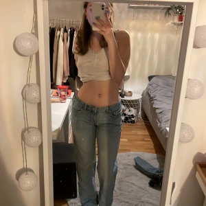 Low waist byxor ifrån weekday - Jag köpte de här för 500kr säljer för 200kr. De är ljusblå med lätt urtvättade knän ( ska vara så) jätte fina på men har avstått från low waist nu. Har samma par i svart.