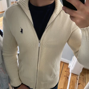 Stickad Ralph Lauren - Jätte stiligt Ralph Lauren fullzip som är perfekt till vintern❄️🍂. Modellen i bilden är 175 Cm men jag säljer den för den sitter lite tajt på mig. Tröjan är som i nyckick utan några defekter och orginal priset ligger på 2299kr men säljer den för bara 699kr