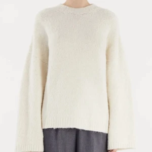 Wakakuu tröja - Så mysig stickad oversized tröja från wakakuu. Nypris är 2600kr (rea 1300kr) och den är i superfint skick.