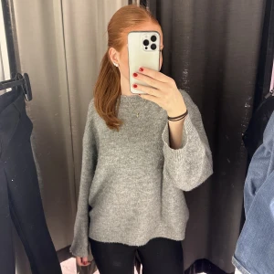 stickad tröja  - grå stickad tröja 120kr💕