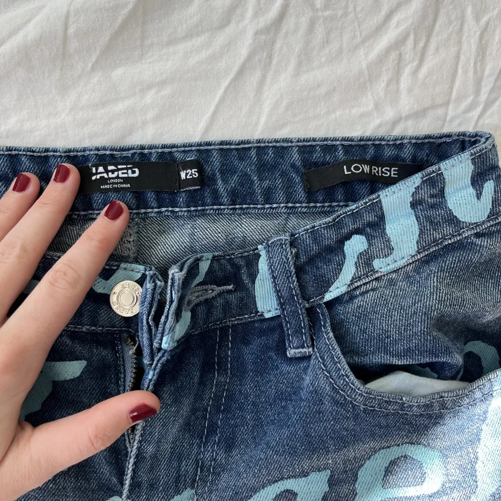 Säljer dessa snygga Jaded London jeansen med print, eftersom de tyvärr inte passar mig. Nyskick, endast provat, förutom det aldrig använda!💞Väldigt eftertraktade och nypris ligger runt 1200 kr. Kom gärna med prisförslag!! (2 första bilderna är lånade). Jeans & Byxor.