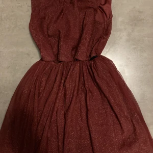 En riktigt fin klänning som man t.e.x kan ha vid jul.💕 - Klänningen är lite liten för sin storlek. Pris kan diskuteras💕