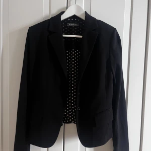 Kavaj - Skön kavaj i en kortare modell. Håller sig snygg år efter år. Skön och följsam passform. Lite stretch i den.