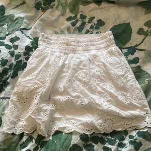 Sommarkjol  - Fin kjol som tyvärr har blivit för liten. Blommigt mönster med volangliknande kant. 39 cm lång. Skriv gärna för frågor☺️