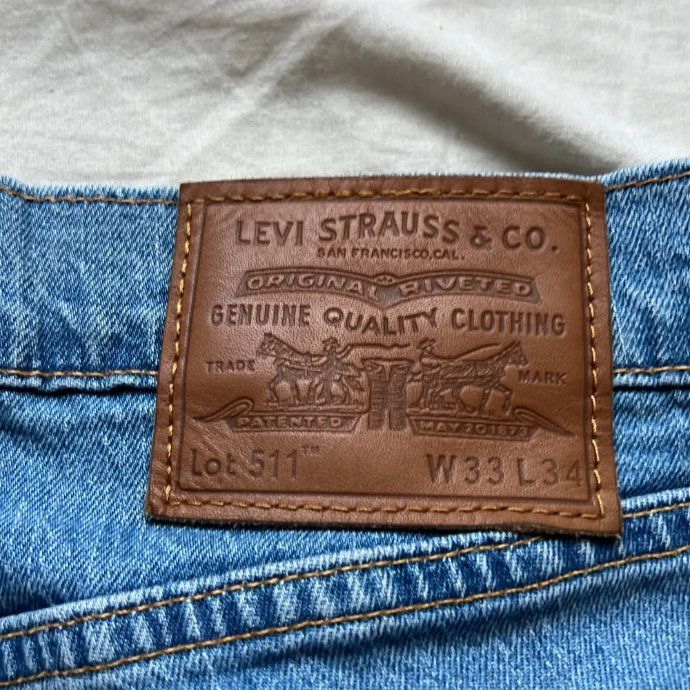 Ljusblåa Levis jeans i toppskick.  Lot 511 i storlek W33 L34. Jeans & Byxor.