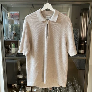 Dobber - En beige stickat Dobber tröja/sweatshirt. Ärmarna slutar lite innan armvecken och lägger sig snyggt. Som ärmarna, lite oversize är även resten av plagget. Alltså lite lite längre än en vanlig tröja. Inga fläckar eller fel. Skriv vid fler frågor…