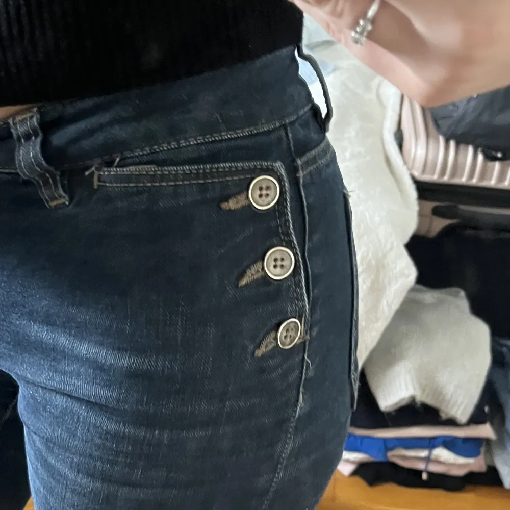 Säljer dessa jeans jätte snygga!! Strlk 34. Använd gärna köp direkt. Jeans & Byxor.