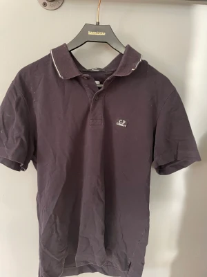 Cp company piké - Jag säljer en cp company piké, som är i storlek S, skick 8/10. Sälj pga att den är för liten