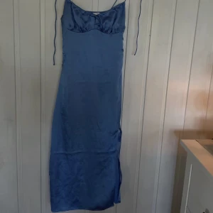 Klänning Sanna jörvik x nakd - Säljer förra årets midsommarklänning från Nakd x Sanna jörvik kollektionen i storlek 32. Den jag några små revor men inget som märks. Inköpspris ca 600 - säljer för 300