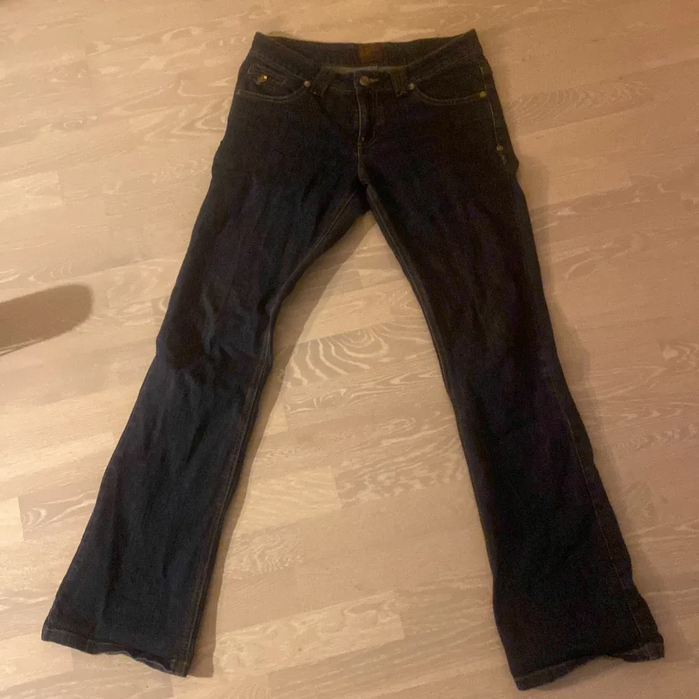 vintage, lågmidjade, utsvängda jeans från Byoung. De har också coola bakfickor🤗. Har viss tecken på användning vid hälarna, annars skulle jag definitivt säga bra skick. Säljer endast för det inte är min stil längre.🤗. Jeans & Byxor.