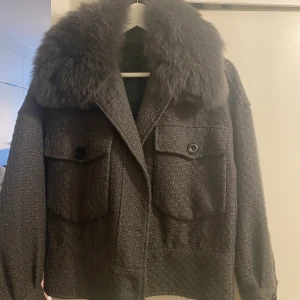 Meotine jacka  - Säljer nu min kära meotine jacka, den är i väldigt fint skick, inte nopprig eller så🥰 de ända är att jag tyvärr tappat två knappar, men det går att knäppa högst upp och längst ner så jag tycker inte man tänker på de🥰