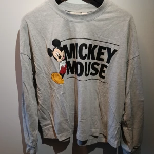 Mickey Mouse tröja från h&m i storlek S! - En grå långärmad Mickey Mouse tröja från h&m i storlek S! 