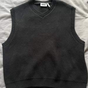 svart stickad sweater vest från weekday, storlek m. använd ett par gånger. nypris 400kr, säljer för 100kr + frakt:)