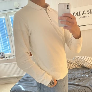 Jack&jones halv zip - Vit/ ljus beige halv zip från Jack&jones premium med en mönstring . Tröjan är i storlek M. Den är i utmärkt skick och har inga hål eller andra defekter. Hör av dig om du vill ha fler bilder eller frågor.