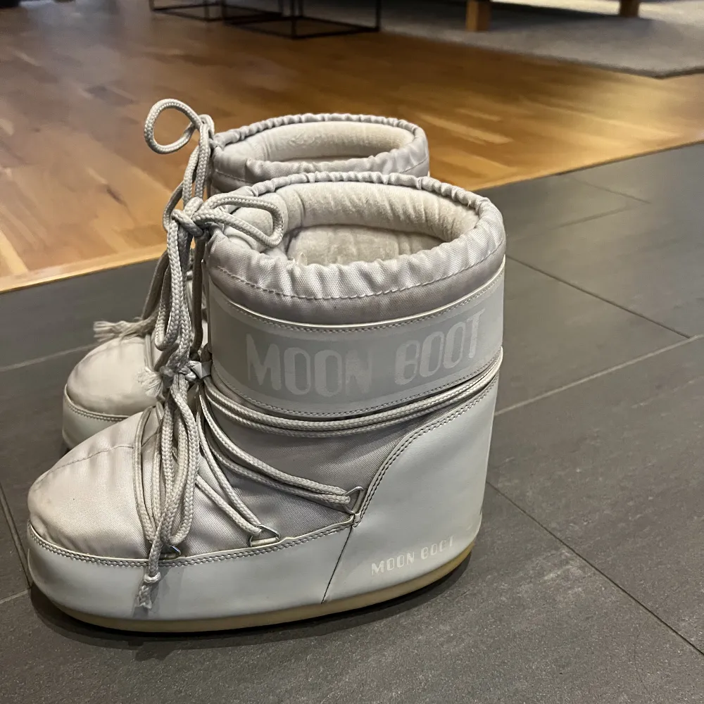 Säljer mina skit snygga gråa låga moon boots då dem blivit för små. Dem är super mysiga och varma och perfekta till skidsemester. Dem är i bra skick och använda mindre än en sesong.. Skor.