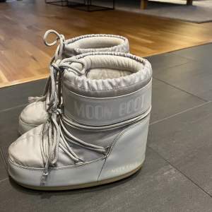 Säljer mina skit snygga gråa låga moon boots då dem blivit för små. Dem är super mysiga och varma och perfekta till skidsemester. Dem är i bra skick och använda mindre än en sesong.