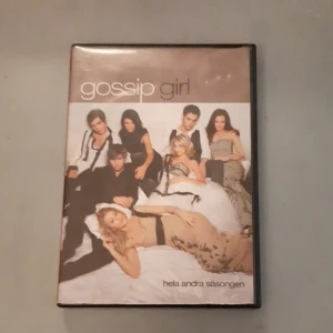 Gossip girl hela säsongen 2 dvd  - 7cd skivor är inkluderade i paketet, alltså alla som ska vara inkluderade. Små defekter på fodralet och vissa skivor har små repor. Totalspeltid:1017min kategori:Drama. På svenska. Säljer för att jag inte har sätt säsong 1. Kontakta vid frågor/funderingar