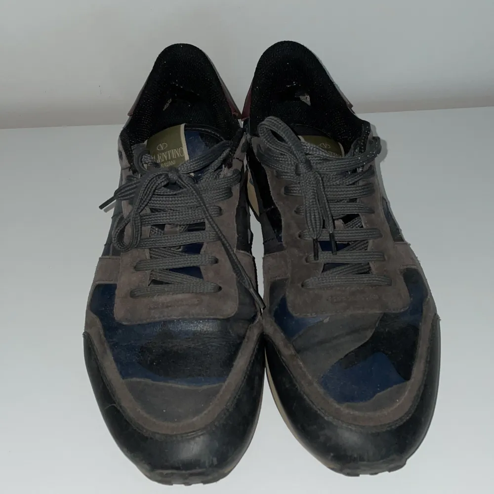 Hej! Säljer dessa trendiga Valentino Rockrunner skorna i mörkblå färg. Med tanke på priset på skorna, så är det bra skick på skorna. Som du kan se på tredje bilden så är det lätt slitage i hälen på skorna. Pris: 1349kr. Skick: 8/10. Finns i DM vid frågor.. Skor.