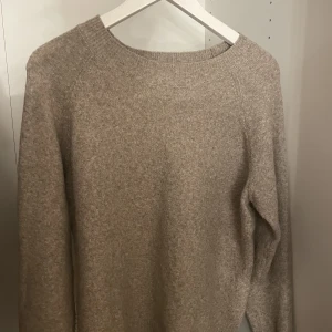Veromoda - En Veromoda tröja i beige/ljusbrun använd 1-2 gånger 🤎
