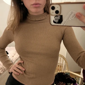 Ribbad tröja med hög krage - Jättesöt ljus brun/ buse lång ärmad ribbad tröja. Jättebra skick. 