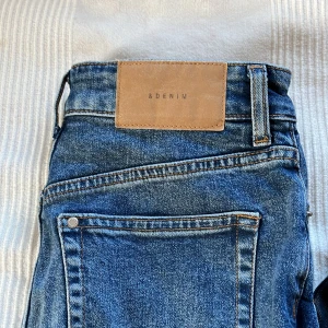 Jeans HM - Säljer dessa högmidjade jeans från HM, de kommer inte till användning och är använda fåtal gånger.💕