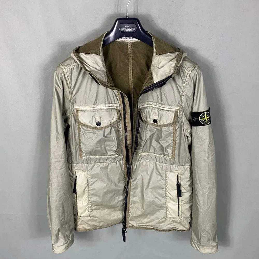 Säljer min Stone Island då den inte kommer till användning! Cond 9/10 Eftertraktad  Storlek S passar M  Pris 4500kr . Jackor.