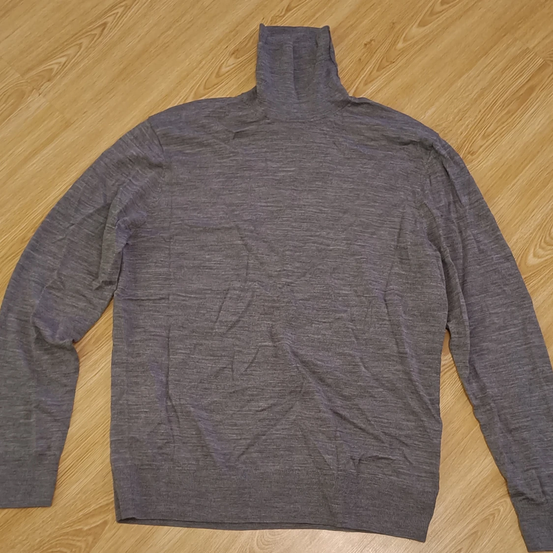 Grå turtleneck  - 90