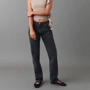 GinaTricot straight leg jeans - Säljer nu dessa populära ”Low straight jeans” från GinaTricot då de är försmå för mig. Fint skick, storlek 36!😍 Nypris 499! Köparen står för frakten!
