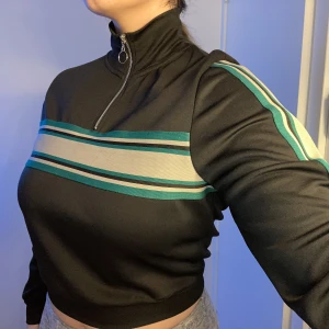 Vintage tröja  - It girl vibes på svart vintage tröja från Bikbok. I nyskick🖤