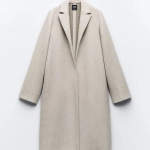 Zara Kappa  - Beige kappa från zara Lite mer figursydd passform sitter fint Storlek S men passar XS