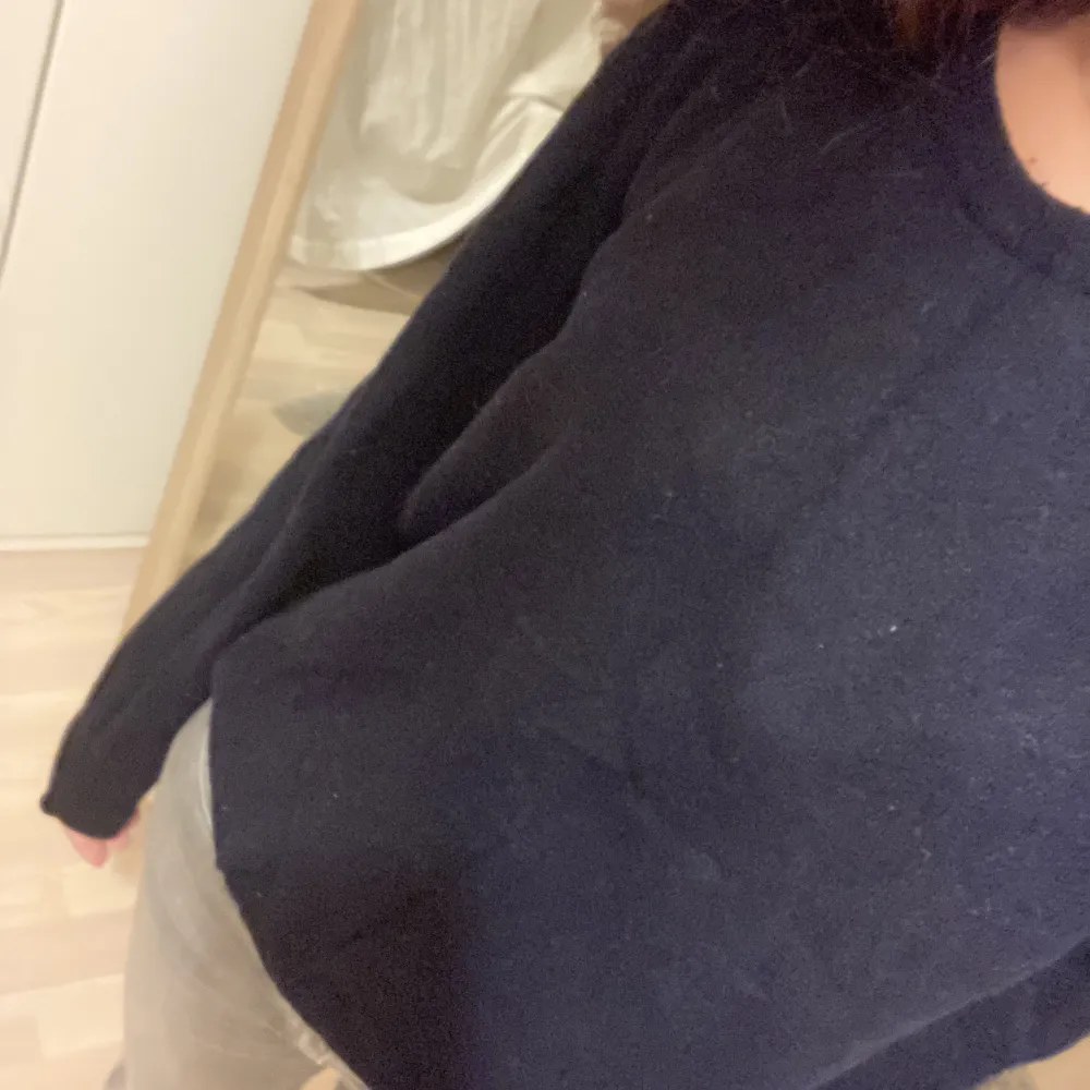 Marinblå stickad tröja perfekt nu till vintern (nästan aldrig använt), står ingen storlek men passar mig som har S. Stickat.