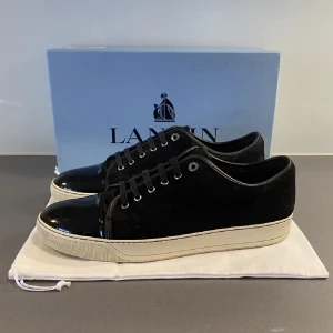 Lanvin skor - Lanvin DB11, nypris 4517kr mitt pris: 2900kr, vid frågor eller fler, skicka ett meddelande! Uk 11 passar 45/46. Blank cap toe 🌟 Fås med allt og, box, dustbag, skosnören om man vill. 