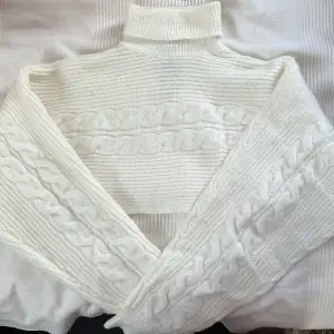 Cropped långärmad stickad vit tröja från Gina, använd 1 gång.