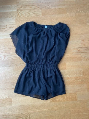 Byxdress med shorts - En glittrig byxdress med shorts från Lindex. Från barnavdelningen och storlek 146-152/xs-s. Säljer för 90 kr+frakt. Skriv gärna om ni har frågor.
