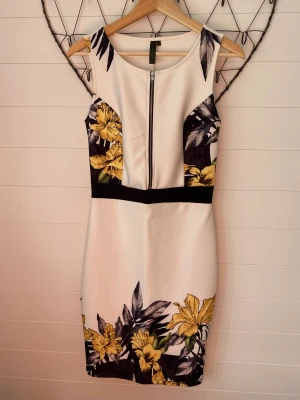 Klänning  - Tight kort klänning med fint mönster. Sparsamt använd och inga skavanker. 