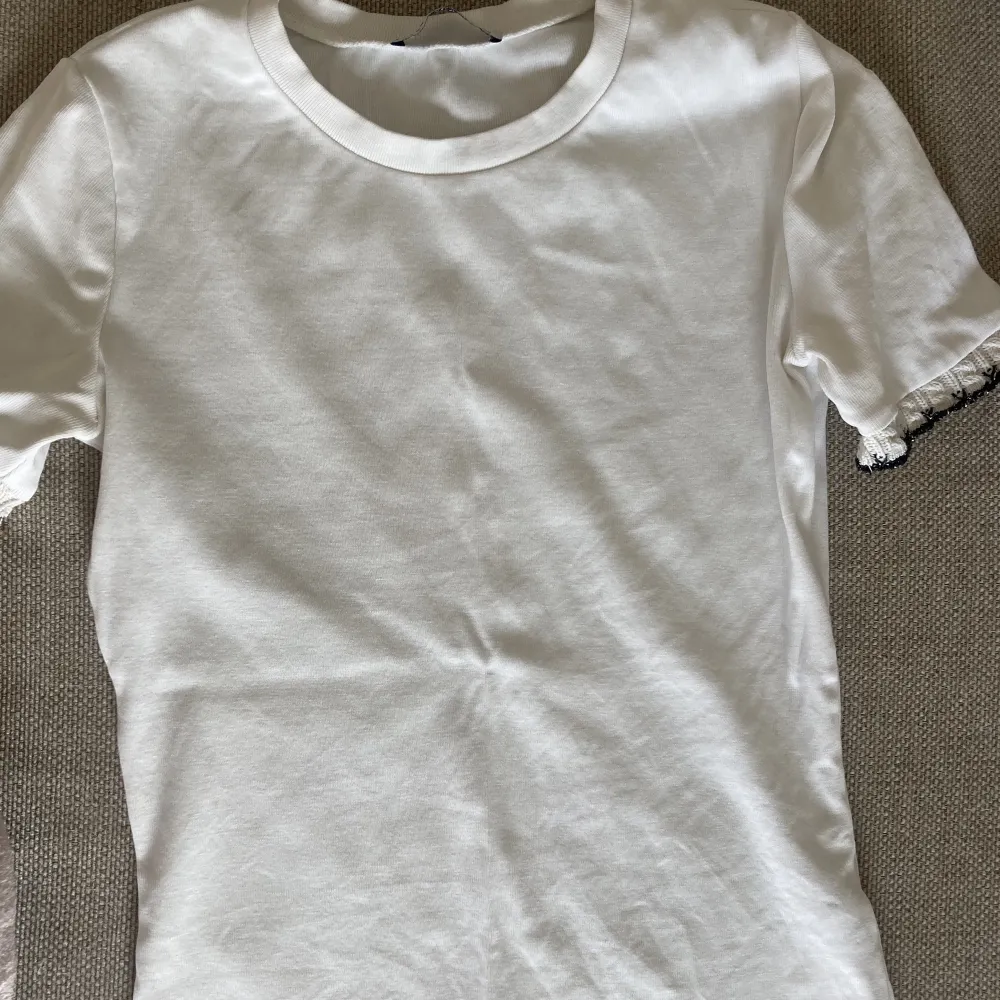 Fin vit T-shirt men svart kant. Köpte på Plick men använder inte, säljer därför. Slutsåld på hemsidan Fint skick💞 Skriv om du har några frågor💕. T-shirts.