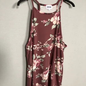 Blommigt linne bubbleroom storlek S - Ett blommigt linne som knappt har använts. Gjort av 95% polyester och 5% elastan och blir inte skrynkligt. Väldigt svalt material. Säljs då det inte är min stil längre. Kommer från ett rökfritt hem. 