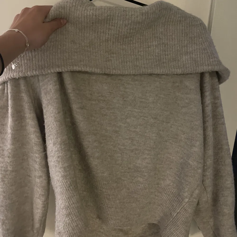 Knappt använd off shoulder tröja ifrån H&M💖💖. Neuleet.